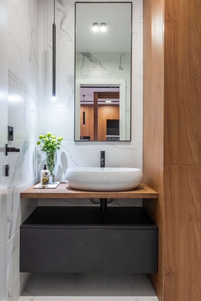 Tiny modern bathroom design idea