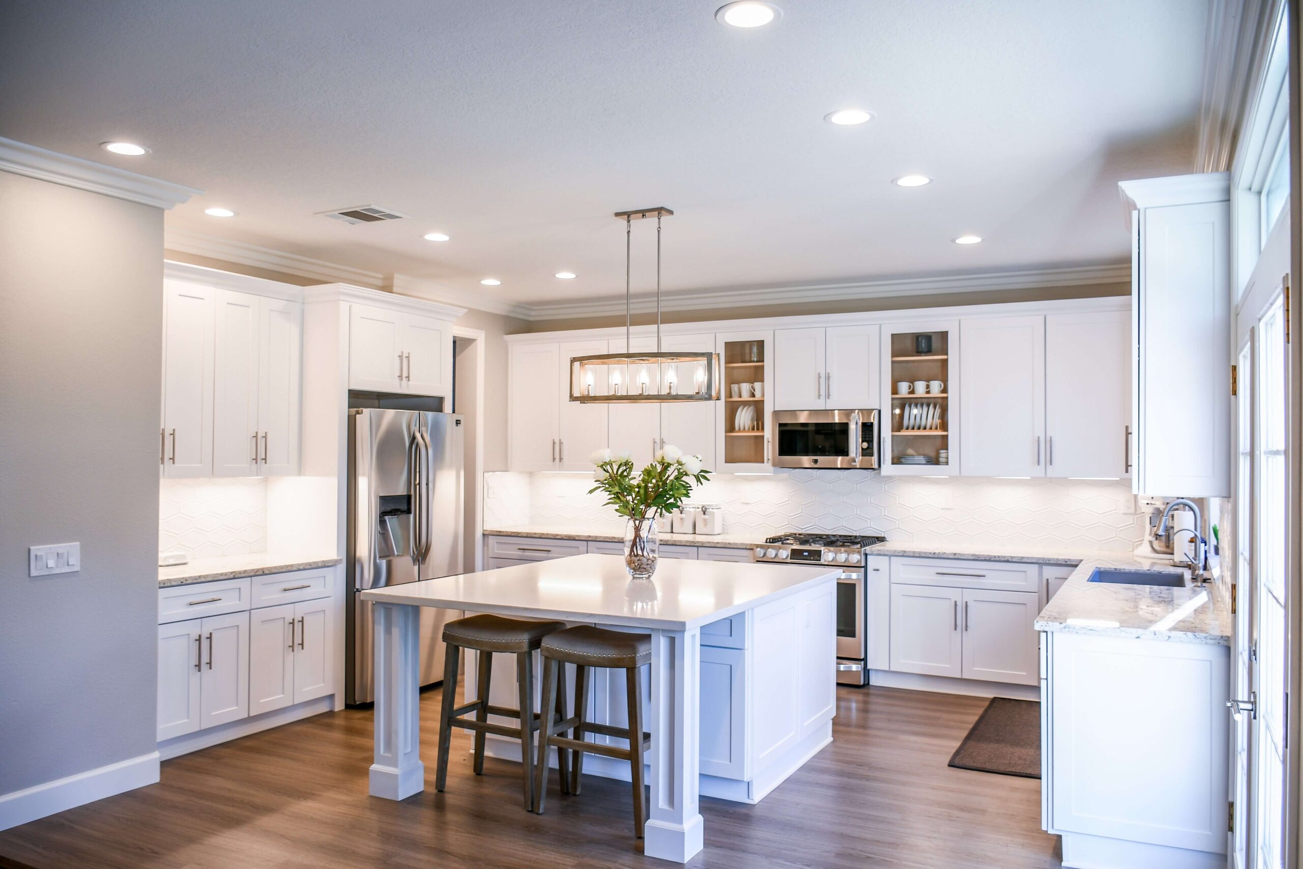 kitchen wall tile with white cabinet