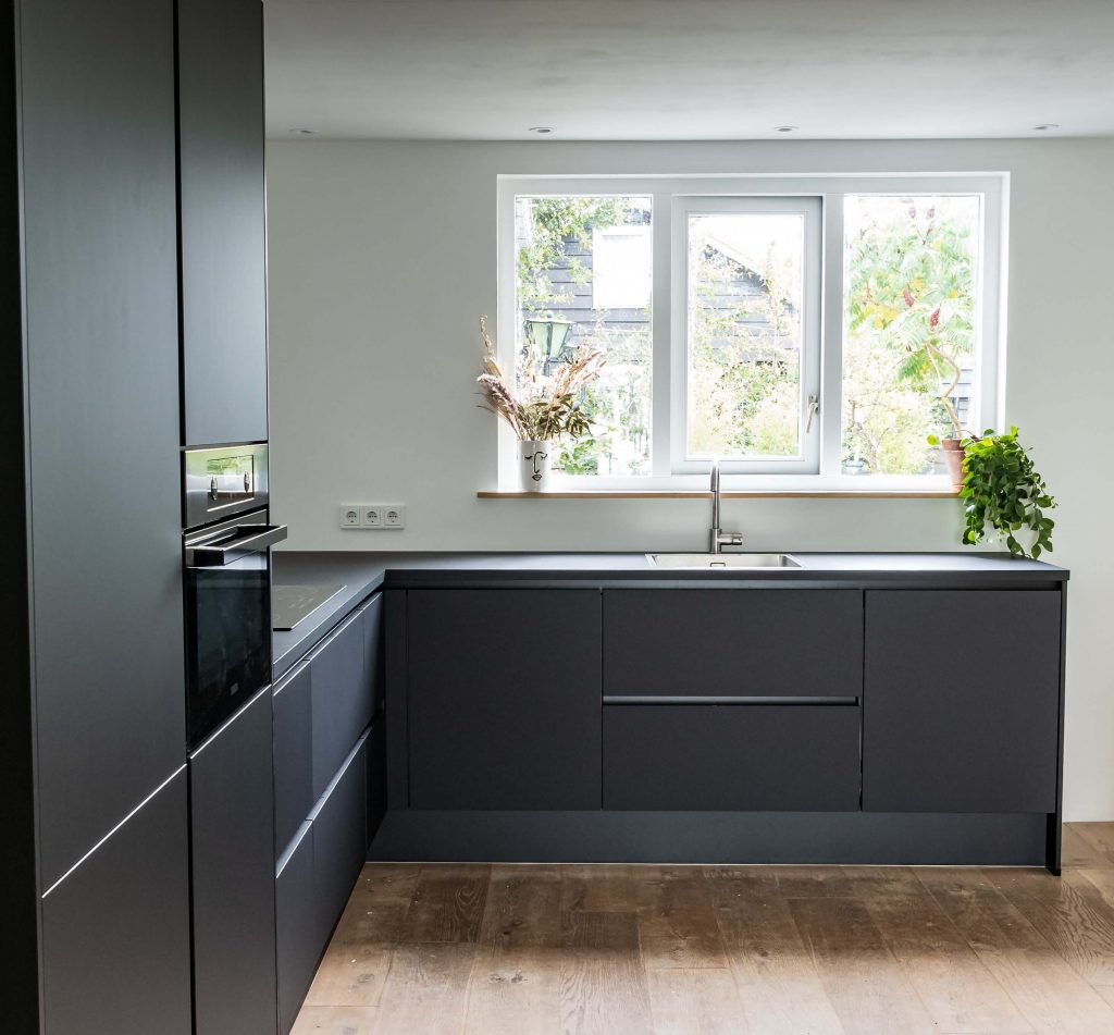 black kitchen cabinets