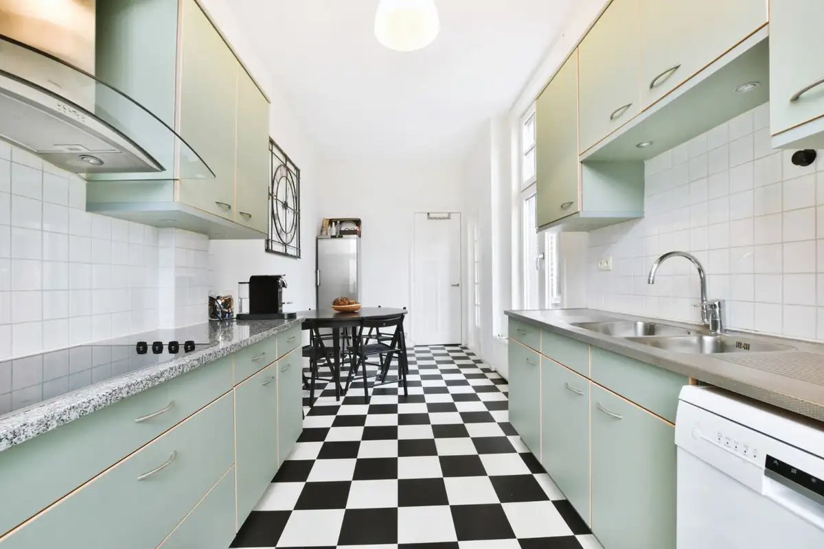 Checkerboard pattern green kitchen tile